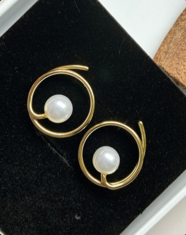 Round Pearl Studs