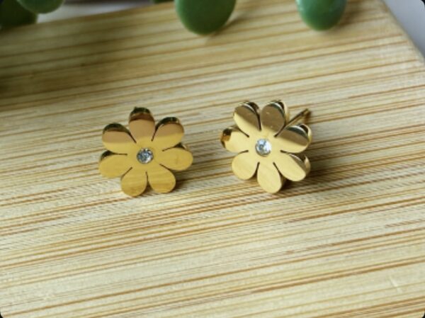 Daisy Flower Studs